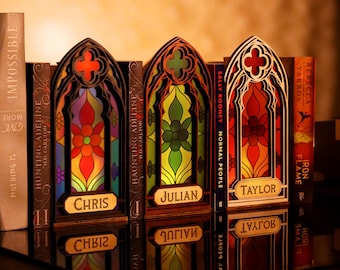 Lámpara de sujetalibros gótica personalizada - Rincón de libros con ventanas de fantasía, decoración para amantes de los libros, arte en vitrales, regalo para amantes de los libros, decoración de estanterías