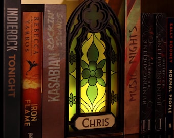 Rincón de libros gótico personalizado con luz - Rincón de libros con ventanas de fantasía, decoración para amantes de los libros, arte en vidrieras, regalo para amantes de los libros, decoración de estanterías