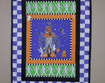 Halloween quilted wall hanging, Ghosts, Bats, Jack-O-Lanterns, Glow in the Dark