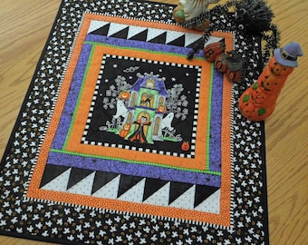 Quilted Halloween wall hanging, Haunted house, Ghosts, Bats, Fall Pumpkins, Jack-O-Lantern quilt, Handmade in USA