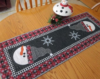 Quilted snowman table runner, Buffalo plaid winter home decor, Snowflakes, Christmas gift, Holiday present