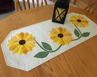 Quilted table runner for Spring, Summer or Fall, Floral, Sunflower Table Centerpiece, Dining Decor