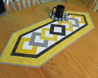 Quilted table runner, Summer Bee, Bumble Bee Home Decor, Farmhouse, Cottagecore handmade