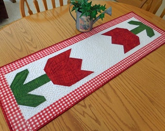 Quilted table runner, Spring Tulip, Summer table topper, Red, Mother's Day Gift, Gingham