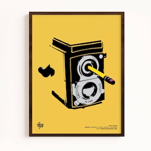 Peut inclure: Une affiche encadrée avec une illustration noire et jaune d'un appareil photo vintage. Un crayon jaune est inséré dans l'objectif de l'appareil photo. Le fond est jaune. Le texte "STAY SHARP" et d'autres textes sont en bas.