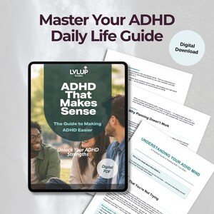 Op de afbeelding: Een digitale gids getiteld Master Your ADHD Daily Life Guide, met een tablet waarop de cover ADHD That Makes Sense, The Guide to Making ADHD Easier, Unlock Your ADHD Strengths staat, en geprinte pagina's met tekst over ADHD.