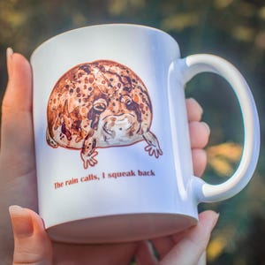Tazza con rana di pioggia carina – Tazza da caffè con rana kawaii – Regalo per amanti degli animali – Tazza in ceramica ispirata alla natura – Tazza da tè con rana divertente