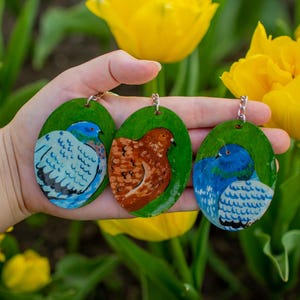 Hand-Painted Dove Keychain: Wooden Bird Charm, Nature-Inspired Gift