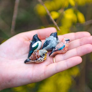 Collana/portachiavi con uccello, gioielli in argilla polimerica, ciondolo a forma di uccello fatto a mano, charm di animale realistico