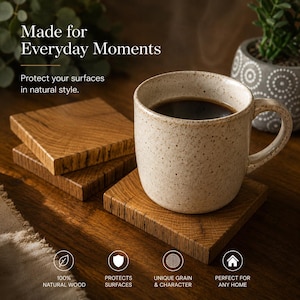 Könnte beinhalten: Quadratische Untersetzer aus Holz mit natürlicher Maserung, auf denen eine gesprenkelte Keramik-Tasse mit Kaffee steht. Der Text "Made for Everyday Moments" und "Protect your surfaces in natural style" ist enthalten.