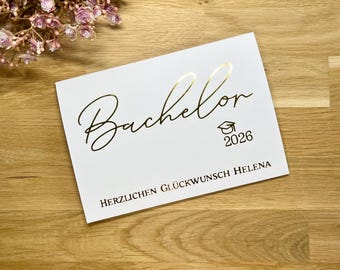 Personalisierte Grußkarte Bachelor 2026| Glückwunschkarte Abschluss Studium|moderne Goldschrift| Umschlag mit Absolventenhut| Karte Geschenk