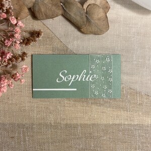 Handgefertigte Tischkarte | moderne Platzkarte in salbei grün weiß | Namensschild zu verschiedensten Anlässen, personalisiert, Stoffband