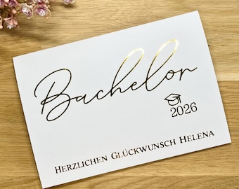 Personalisierte Grußkarte Bachelor 2026| Glückwunschkarte Abschluss Studium|moderne Goldschrift| Umschlag mit Absolventenhut| Karte Geschenk