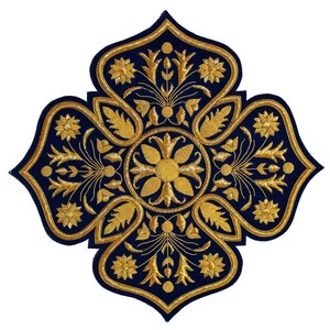 Può includere: Una toppa ricamata blu navy con un design floreale dorato. La toppa ha la forma di un quadrifoglio, con dettagli intricati in filo d'oro raffiguranti fiori, foglie e motivi a spirale. Il design è simmetrico e ornato, per abbigliamento o accessori.