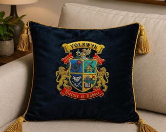 Op de afbeelding: Een vierkant marineblauw fluwelen sierkussen met een centraal geborduurd wapenschild met de tekst VOLKWYN, XIX, LXXV en Virtute et Labore. Het ontwerp bevat twee leeuwen, een windmolen en een handdruk. Gouden kwastjes sieren elke hoek.
