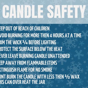 Puede incluir: Un gr&aacute;fico azul y blanco con las palabras "CANDLE SAFETY" en la parte superior. El gr&aacute;fico enumera consejos de seguridad para el uso de velas, incluyendo mantener las velas fuera del alcance de los ni&ntilde;os y materiales inflamables, y recortar la mecha antes de encender.
