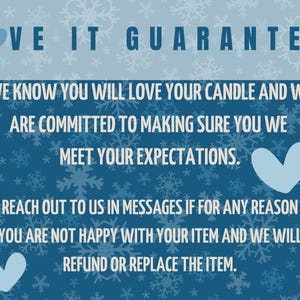 Puede incluir: Gr&aacute;fico azul y blanco con el texto "LOVE IT GUARANTEE" y una garant&iacute;a sobre el producto. El fondo tiene un patr&oacute;n de copos de nieve y corazones azul claro.