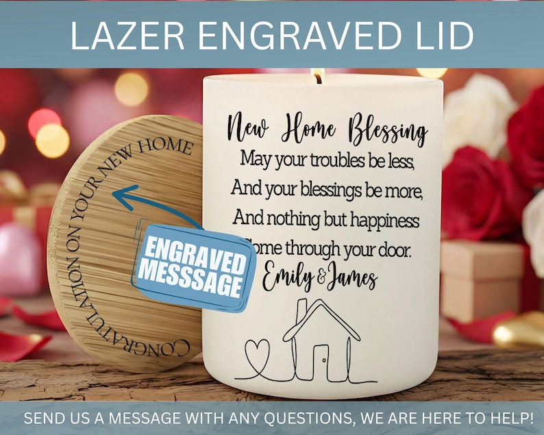 Puede incluir: Una vela blanca con una escritura negra que dice "New Home Blessing" y una ilustraci&oacute;n de una casa. Una tapa de madera con el texto "Felicitaciones por tu nuevo hogar" est&aacute; al lado de la vela. Las palabras "Lazer Engraved Lid" est&aacute;n en la parte superior.