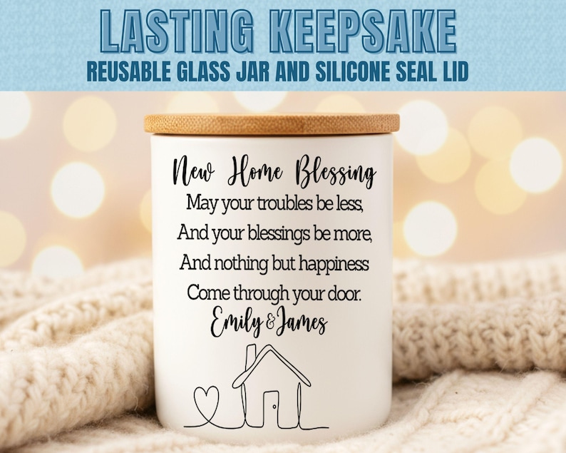Puede incluir: Un tarro de cer&aacute;mica blanco con tapa de bamb&uacute;, con la inscripci&oacute;n "New Home Blessing" y una ilustraci&oacute;n de una casa. El tarro est&aacute; dise&ntilde;ado para recuerdos y tiene las palabras "Lasting Keepsake" en la parte superior.