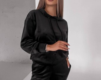 Chándal de terciopelo para mujer: cómodo conjunto de dos piezas, sudadera negra con bolsillo tipo canguro y pantalón con cintura elástica para cualquier ocasión.
