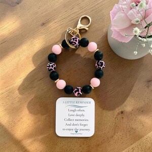 Sleutelhanger met kralen voor om de pols | Zwart, roze en luipaardprint siliconen kralenarmband