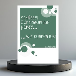Postkarte „Schlüssel, Portemonnaie, Handy... wir können los!“ – Lustige Karte mit leichtem Spleen