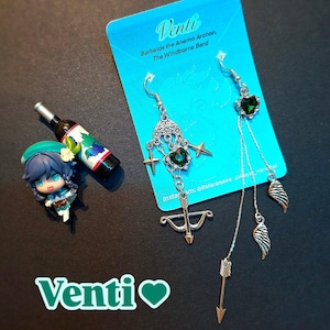 Peut inclure: Boucles d'oreilles argentées avec des pierres vertes en forme de cœur, des étoiles et des chaînes pendantes avec des breloques en forme de plumes. Une petite figurine et une bouteille de vin miniature sont également présentes. Le texte "Venti" et "Barbatos the Anemo Archon, The Windborne Bard" sont visibles.