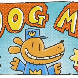 K&ouml;nnte beinhalten: Eine farbenfrohe Dog Man-Geburtstagseinladung. Das Bild zeigt die Worte "DOG MAN" in Gelb, eine l&auml;chelnde Cartoon-Hundefigur und den Text "Invites you" und "To Celebrate Maikel's 2nd Birthday Party".