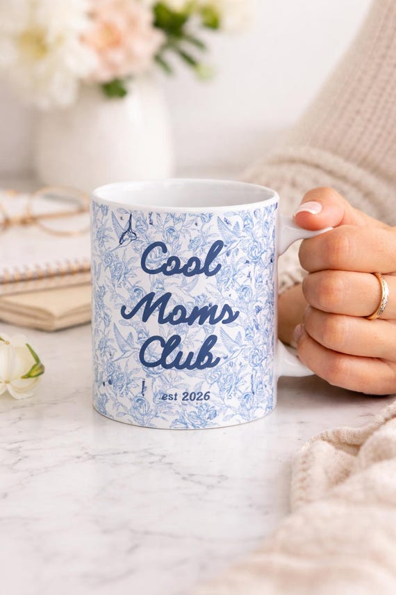 Cool Moms Club Tasse – Mama Tasse est 2026 – Toile de Jouy Becher – Geschenk für werdende Mama – Schwangerschaft Geschenk