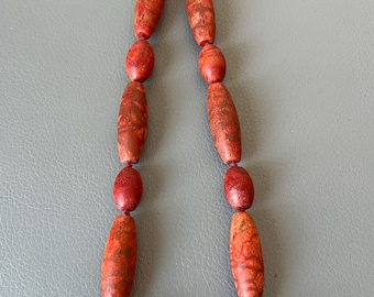 Collana rossa con perle di corallo spugnoso di forma ovale e rotonda