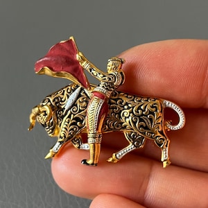Spaanse Stierenvechter Matador Damasceen Revers Emaille Broche Pin Vintage Jaren 60