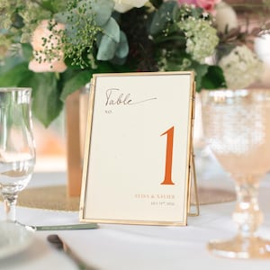 Números de mesa para bodas, elegantes, color naranja quemado, letrero de mesa de boda de terracota editable, efecto papel reciclado, configuración de mesa minimalista, número