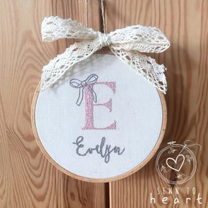 Aro de bordado con inicial para niña, anuncio de nacimiento bordado, monograma bordado con lazo preppy, recuerdo para recién nacido