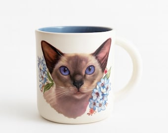 Taza de gato siamés hecha a mano: cerámica pintada a mano con detalles florales y esmalte brillante.