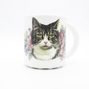 Taza de cerámica hecha a mano con diseño floral de gato atigrado. Regalo para amantes de los gatos.