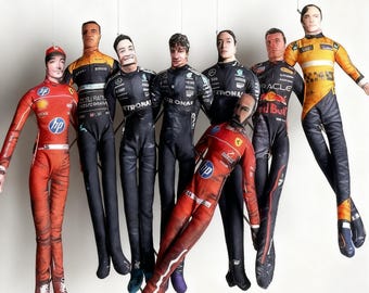 Poupée pilote de course de Formule 1 faite main — Comprend des membres squelettes flexibles.