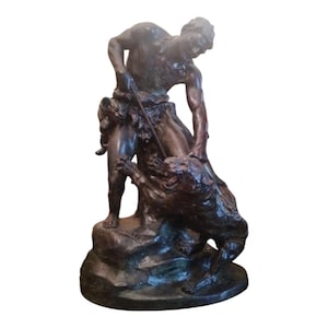 Sculpture Homme combattant un lion, régule signé Cartier