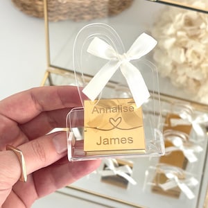 Pode incluir: Uma placa de madeira artesanal com a palavra "Welcome" em uma fonte divertida. A placa apresenta um fundo branco desgastado e uma moldura de madeira escura manchada. Dimensões: aproximadamente 30 cm de largura e 15 cm de altura.