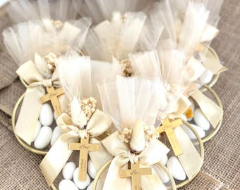 Recuerdo personalizado para bautizo: bombones de almendra en bolsita de tul con forma de anillo, regalo de recuerdo para el bautizo.