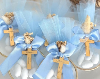 Recuerdo de bautizo personalizado: Almendras en bolsita de tul con forma de aro.