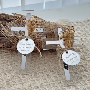 Magneti a croce in plexiglass personalizzati – Bomboniere personalizzate per battesimo e prima comunione. Regalo di battesimo con croce fatta a mano.