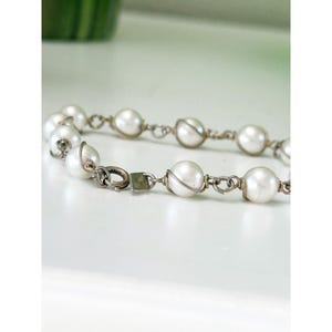 Vintage Sarah Coventry gold-tone bracelet with faux pearls.