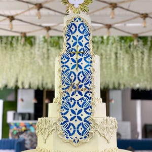 Torta Scenografica Prima Comunione -Decorazione Finta in Pasta di Zucchero -Torta Decorativa con Croce Dorata e Motivi Blu -