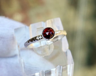 Antieke zilveren ring met originele Tsjechische granaat - leeftijd rond 1880