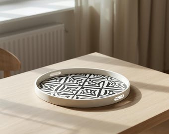 Bandeja de servir artesanal con incrustaciones de hueso, plato redondo con estampado geométrico en blanco y negro.