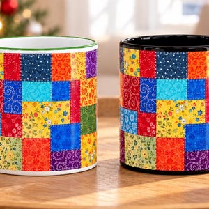 Könnte beinhalten: Zwei Keramikbecher mit einem lebendigen, mehrfarbigen Patchwork-Muster. Der linke Becher hat einen grünen Henkel und Rand, der rechte Becher einen schwarzen Henkel und Rand. Beide zeigen ein Gitter aus Quadraten mit verschiedenen Blumenmustern.