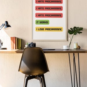 Puede incluir: Una impresi&oacute;n enmarcada con fondo blanco y texto negro. El texto dice "Odio la programaci&oacute;n" tres veces, luego "&iexcl;Funciona!" y finalmente "Me encanta la programaci&oacute;n".