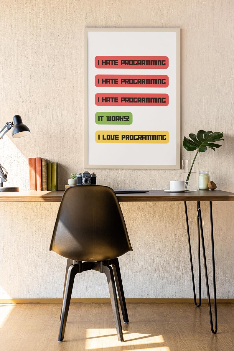 Puede incluir: Una impresi&oacute;n enmarcada con fondo blanco y texto negro. El texto dice "Odio la programaci&oacute;n" tres veces, luego "&iexcl;Funciona!" y finalmente "Me encanta la programaci&oacute;n".