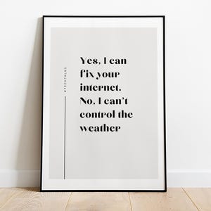Könnte beinhalten: Ein schwarzer gerahmter Poster mit weißem Hintergrund und schwarzem Text, der lautet: "#TECHTALKS Ja, ich kann dein Internet reparieren. Nein, ich kann das Wetter nicht kontrollieren."