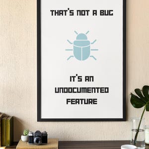 Puede incluir: Un p&oacute;ster enmarcado en negro con fondo blanco y texto negro que dice "That's not a bug, it's an undocumented feature". Un icono de insecto azul est&aacute; en el centro del p&oacute;ster.